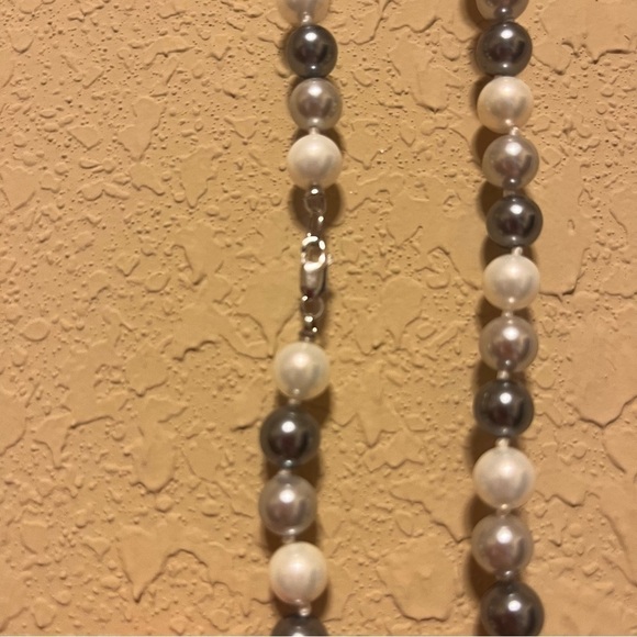 Elegant Glossy Glass Vintage Faux Pearl, White and Gray Necklace - Picture 3 of 4